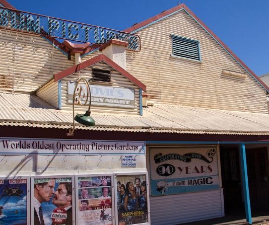オーストラリアの医学生がへき地ブルームで出会った世界一古い野外映画館