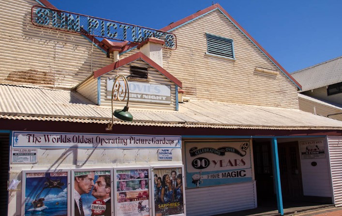 オーストラリアの医学生がへき地ブルームで出会った世界一古い野外映画館