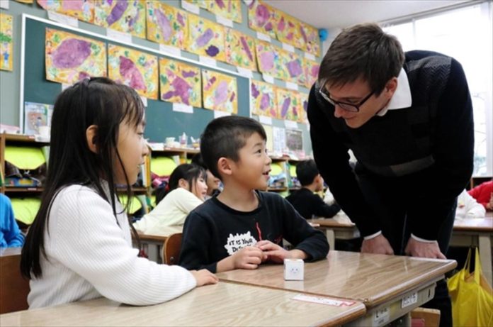 英語、ついに小学校のカリキュラムに導入。豊岡市が掲げる英語教育のゴールは素晴らしい。